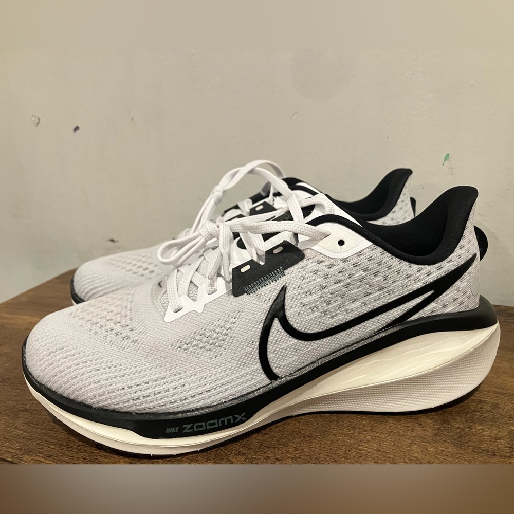 NIKE VOMERO 17 RUNNING SHOES